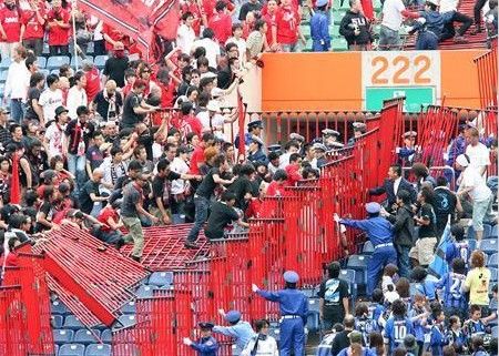 صورة تعود لعام 2008 عندما قامت جماهير أوراوا بنشر الفوضى بمباراة أوراوا وجامبا أوساكا