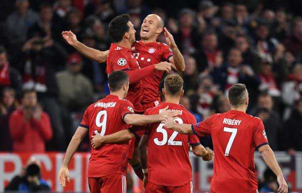 هوميلز مع لاعبي بايرن 