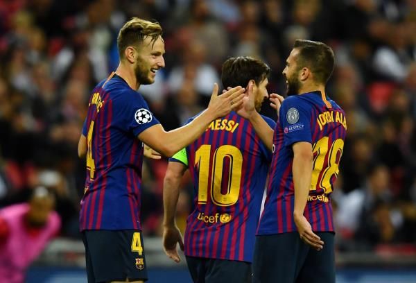 ألبا مع لاعبي برشلونة