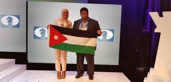 بشرى الشعيبي ومدربها الشفاريني بعد التتويج