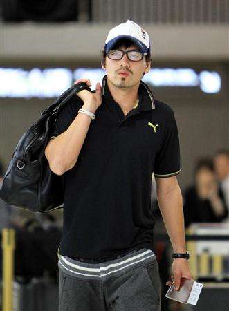 دايسوكي ماتسوي في مطار ناريتا باليابان قبل السفر إلى باريس