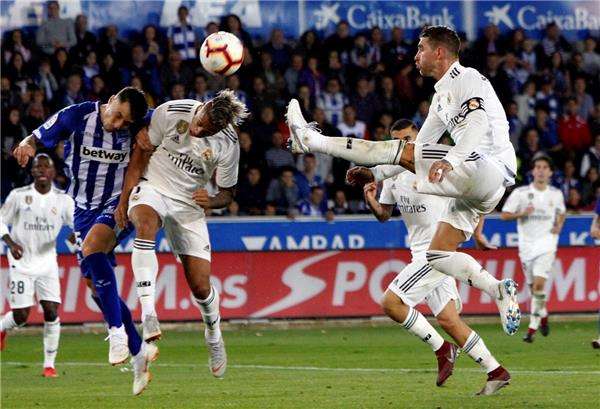 جانب من لقاء ريال مدريد وألافيس