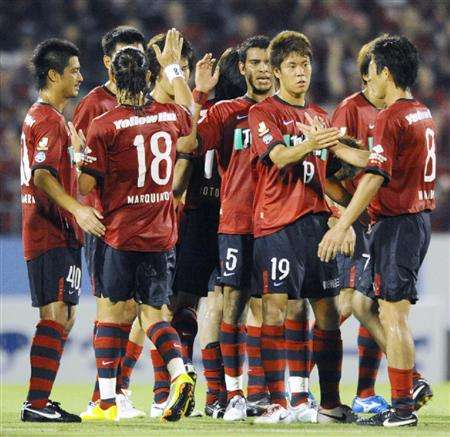 لاعبي كاشيما يتبادلون التهاني بعد تحقيقهم فوزاً صعباً على فريق جوبيلو إيواتا