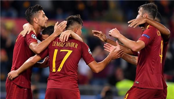 أوندير مع لاعبي روما