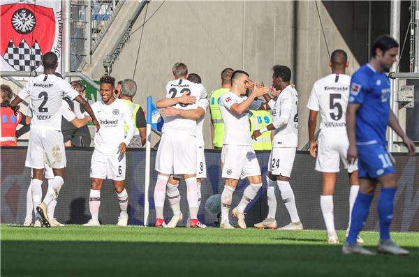 فرحة لاعبي آينتراخت فرانكفورت