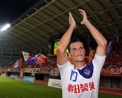 مارسيو ريتشاردز يحتفل مع الجماهير بعد إحرازه ثلاثة أهداف لمصلحة فريقه ألبيريكس