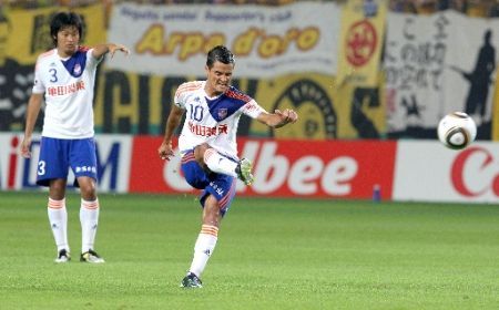 البرازيلي ريتشاردز عند إحرازه الهدف الثاني عن طريق ضربة حرة