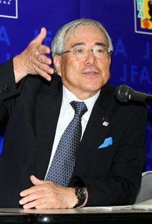 السيد جونجي أوغورا في المؤتمر الصحفي الذي أعلن فيه رئاسته للإتحاد المحلي