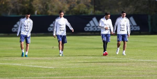 كريستيان بافون مع لاعبي الأرجنتين