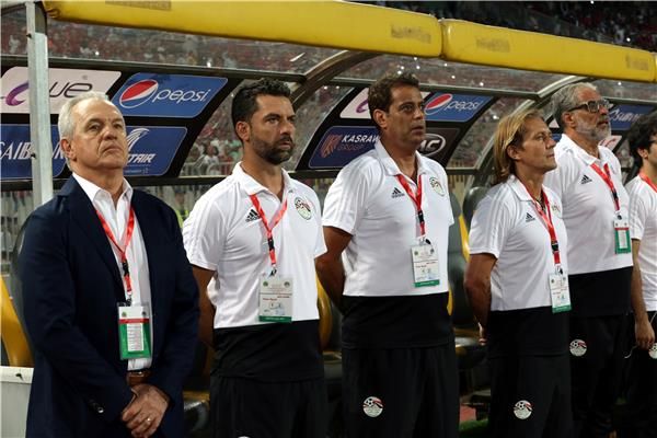 خافيير أجيري مع مساعديه