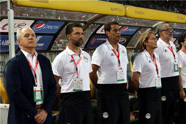 خافيير أجيري مع مساعديه