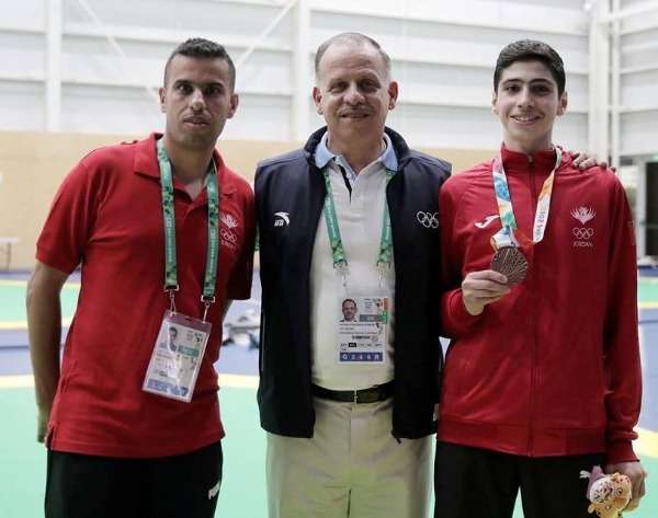 الأمير فيصل يتوسط زيد والعساف بعد التتويج