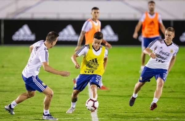 من تدريبات الأرجنتين على ملعب الهلال