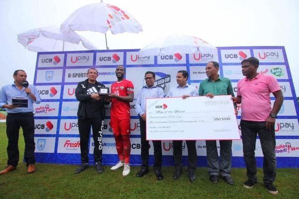 من تسليم البهداري الجائزة