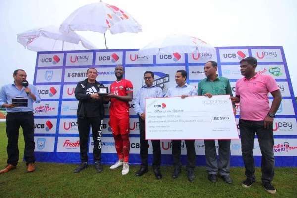 من تسليم البهداري الجائزة