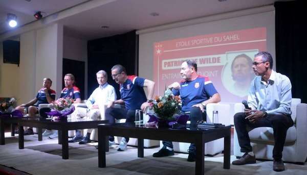 من المؤتمر الصحفي لتقديم المدرب