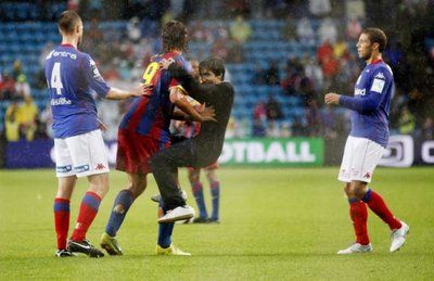 المشجع عند دخوله الملعب