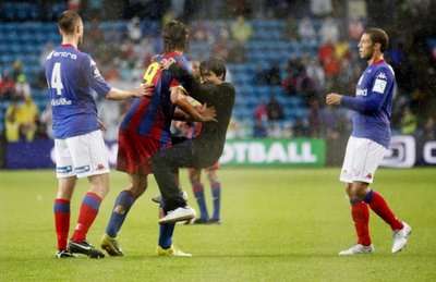 المشجع عند دخوله الملعب