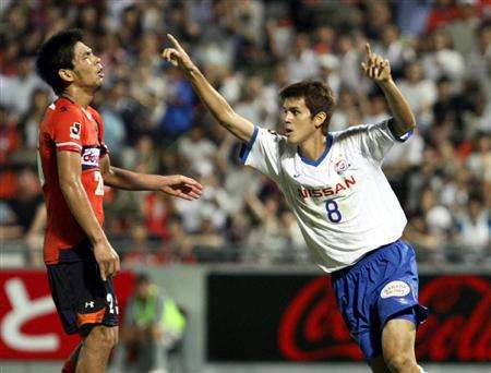 إيراني الأصل آريا هاسيغاوا يحتفل بعد إحرازه هدف التعادل ليوكوهاما