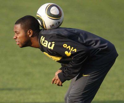 روبينيو يداعب الكرة