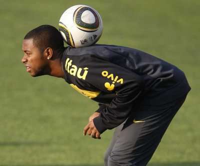 روبينيو يداعب الكرة