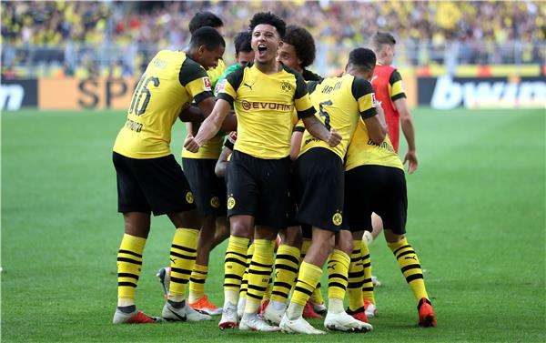 سانشو مع لاعبي بوروسيا دورتموند