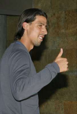 سامي خضيرة لحظة اجراء فحوصات الطبية في مدريد اليوم