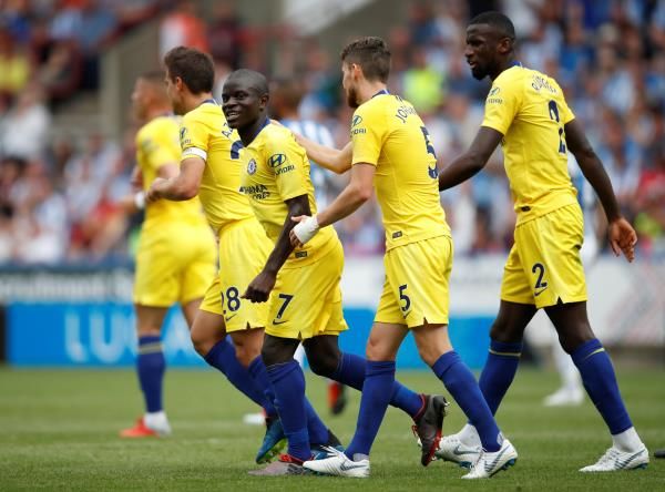 نجولو كانتي مع لاعبي تشيلسي