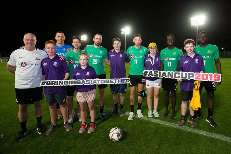 المنتخب الأسترالي مع سفراء المجتمع