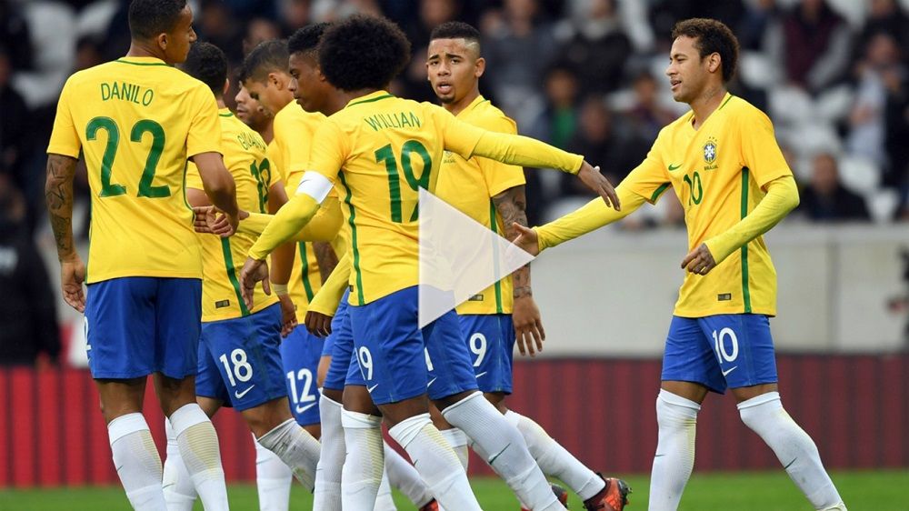 دانيلو مع لاعبي البرازيل