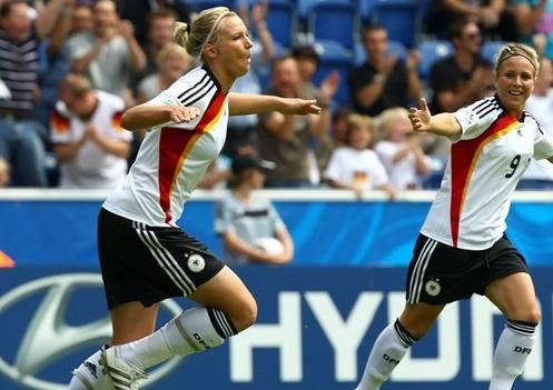 اليكساندرا بوب (اليسار) بعد تسجيل الهدف الاول