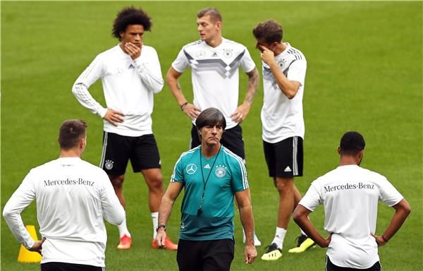 لوف مع لاعبي ألمانيا