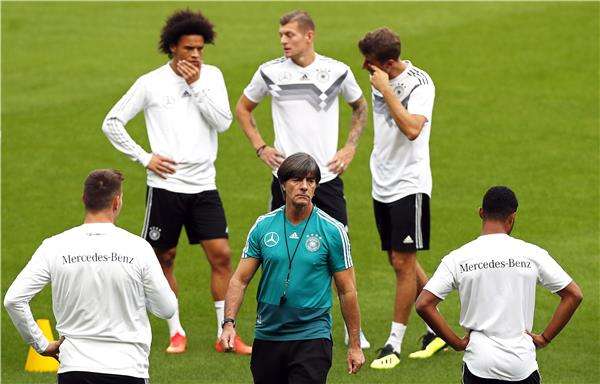 لوف مع لاعبي ألمانيا