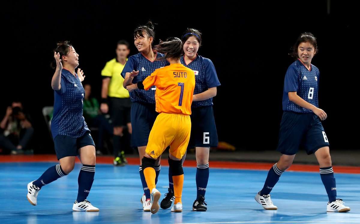 فتيات اليابان بعد تأهلهن للمباراة النهائية