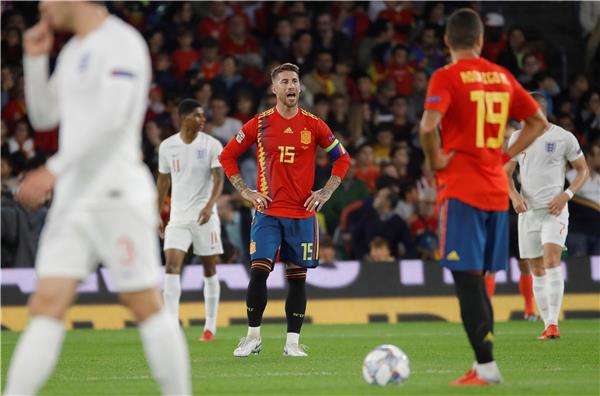 جانب من مباراة إنجلترا وإسبانيا