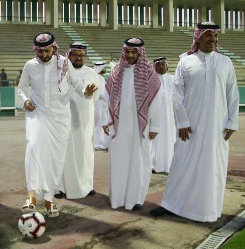 الفواز أثناء زيارته للأهلي 