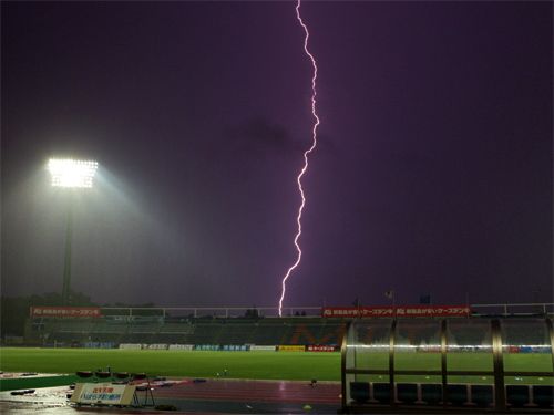 العواصف الرعدية كانت سبباً لإلغاء مباراة فريقي ميتو وأويتا والتي أقيمت باستاد ميتو
