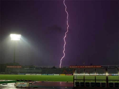 العواصف الرعدية كانت سبباً لإلغاء مباراة فريقي ميتو وأويتا والتي أقيمت باستاد ميتو