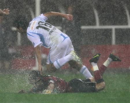 صورة تعود لعام 2009 لمباراة فريقي كاشيما وكواساكي والتي تم إيقافها بسبب الأمطار الغزيرة