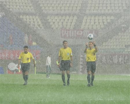 صورة تعود لعام 2009 عندما قام حكم الساحة بإيقاف مباراة كاشيما وكواساكي بسبب الأمطار الغزيرة