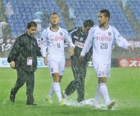 صورة تعود لعام 2009 عندما أحتج لاعبي كواساكي على قرار إيقاف المباراة 