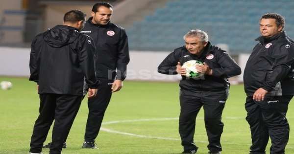 فوزي البنزرتي مع مساعديه