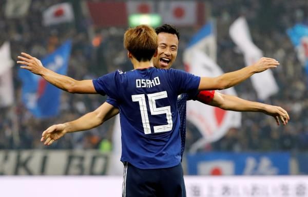 يوشيدا يحتفل مع زميله أوساكا