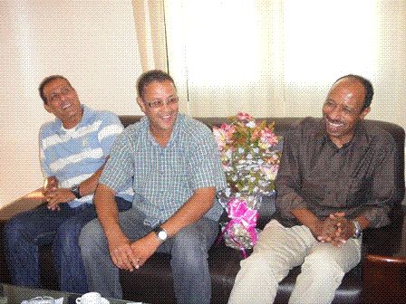 مدير الكرة بنادي خليج سرت يتوسط المدرب عماد سليمان والمدرب محمد عدلي