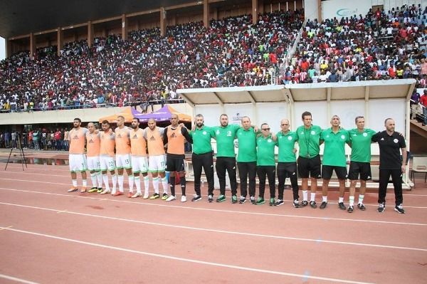 جمال بلماضي مع الجهاز الفني ولاعبي الجزائر