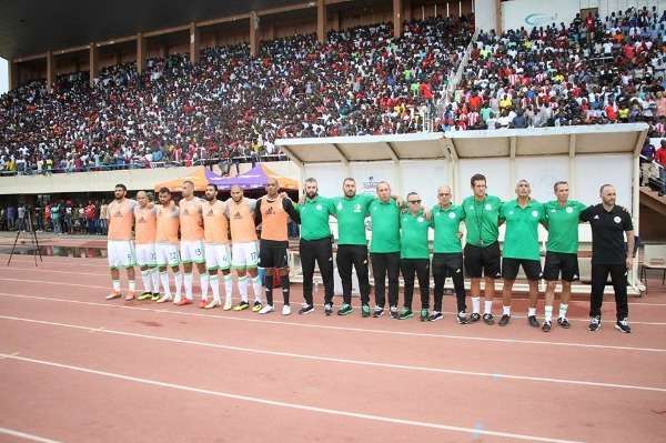 جمال بلماضي مع الجهاز الفني ولاعبي الجزائر