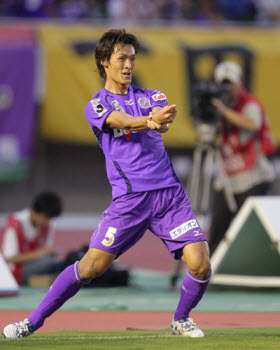 المدافع تومواكي ماكينو عندما قام بالحركة