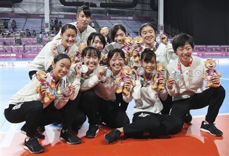 فرحة لاعبات اليابان للصالات بالميداليات الفضية