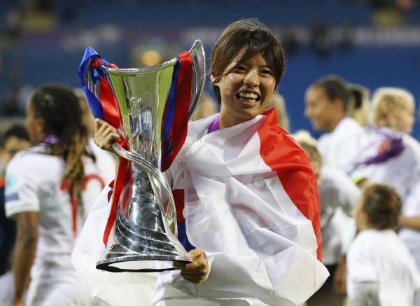 المدافعة ساكي كوماجاي مع كأس دوري أبطال أوروبا