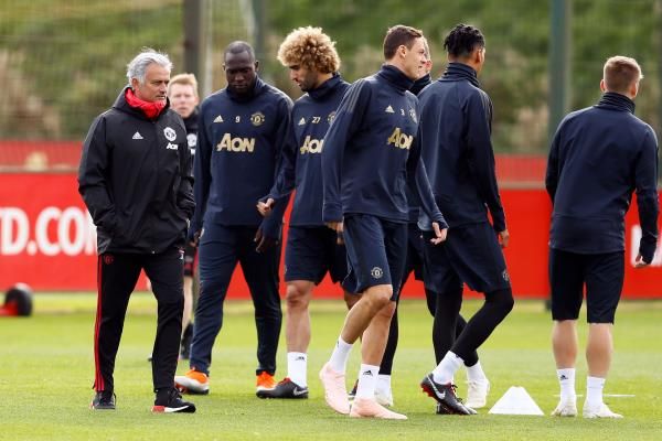 فيلايني مع لاعبي مانشستر يونايتد